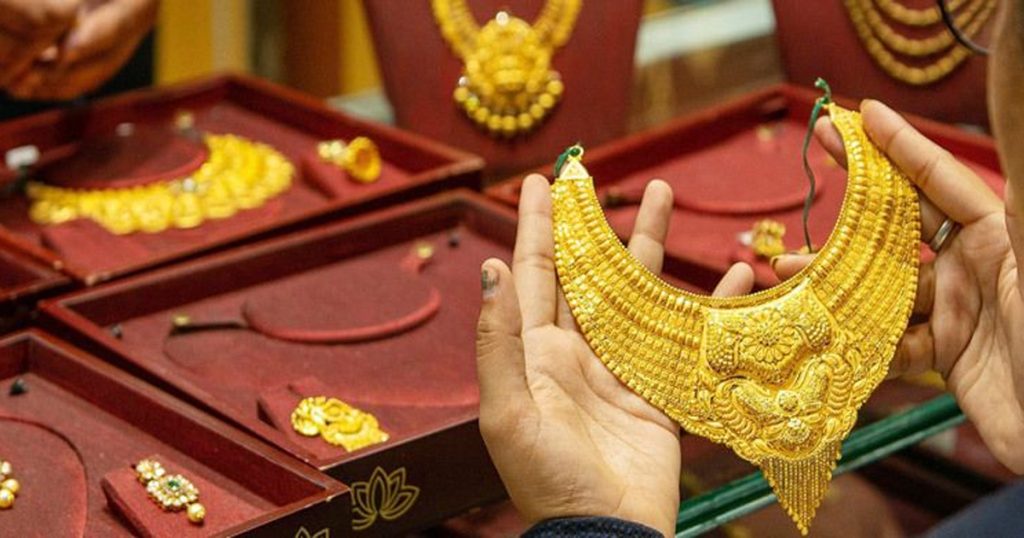 দু-দফা বাড়ার পর কমলো সোনার দাম দু-দফা বাড়ার পর কমলো সোনার দাম
