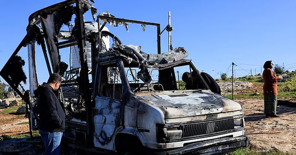 ফিলিস্তিনিদের ঘরবাড়ি, ক্লিনিক ও গাড়িতে অবৈধ ইহুদি বসতি স্থাপনকারীদের হামলা–অগ্নিসংযোগ চলছেই