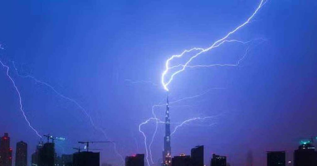 দুবাইয়ের বুর্জ খলিফার উপর ভয়াবহ বজ্রপাত