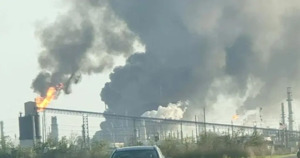 যুক্তরাষ্ট্রে তেল শোধনাগারে ভয়াবহ বিস্ফোরণ যুক্তরাষ্ট্রে তেল শোধনাগারে ভয়াবহ বিস্ফোরণ