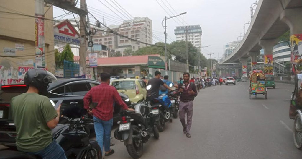 রাজধানীর অধিকাংশ পাম্পে তেল নেই, দু-একটিতে উপচে পড়া ভিড়